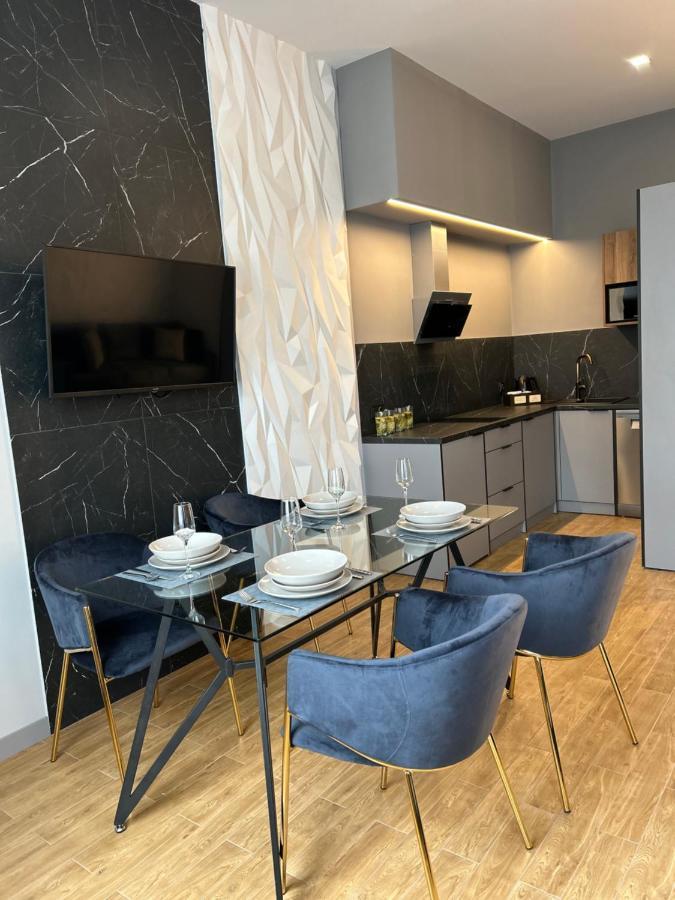 Central Family Boutique Apartments 2 Lviv Eksteriør billede