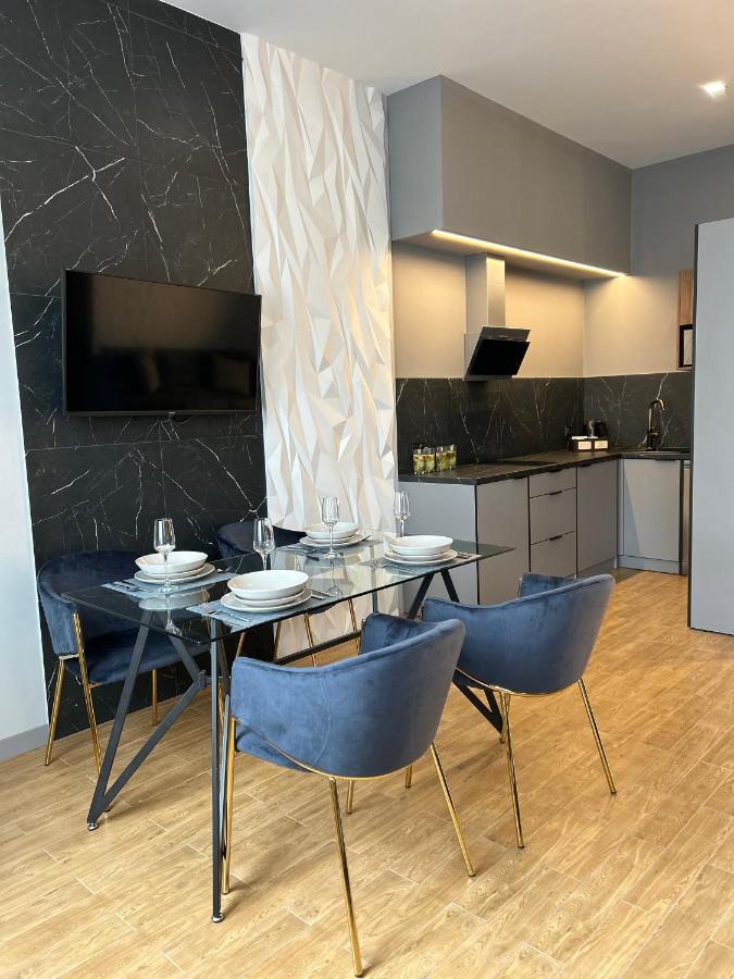 Central Family Boutique Apartments 2 Lviv Eksteriør billede